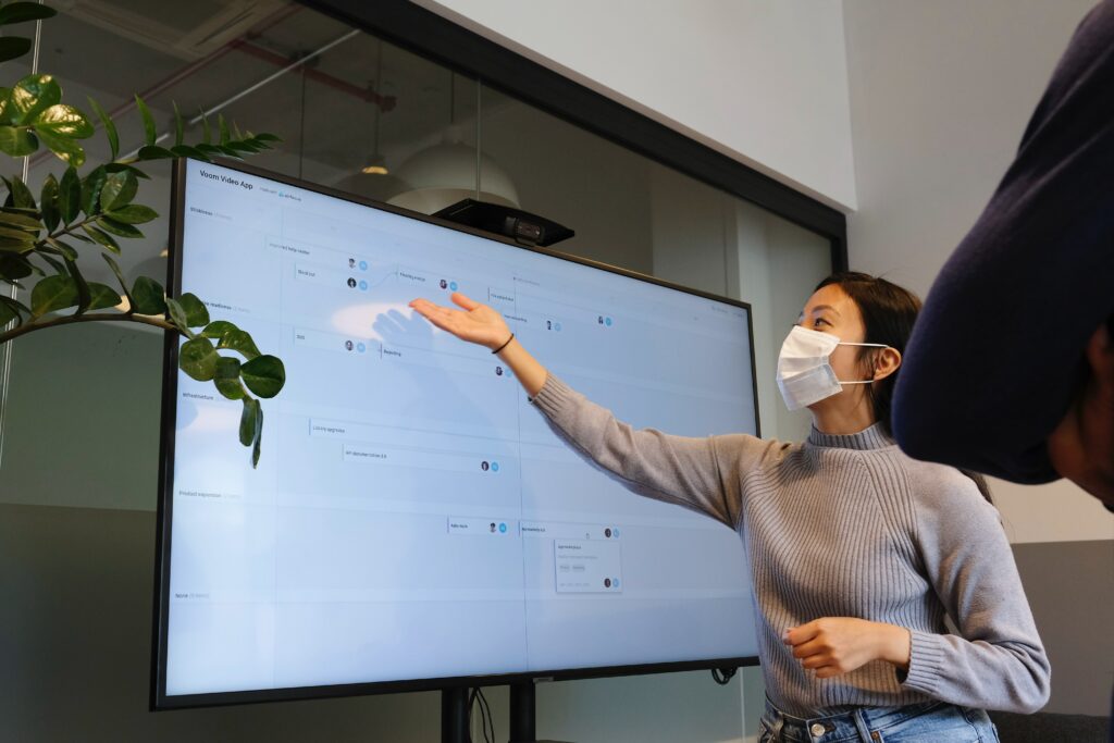 Une femme présentant des résultats sur un tableau